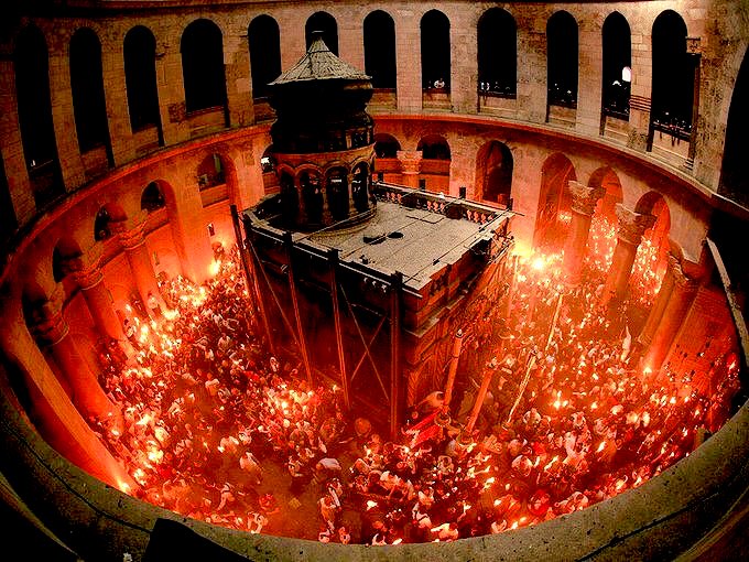 فيض النور المقدس من قبر السيد المسيح في كنيسة القيامة في #القدس.. أعجوبةٌ تتكرر سنوياً في عيد الفصح بعد قيامة يسوع منتصراً على الموت ليحيينا معه.. فليشع يا رب نورك الأزلي علينا ويشفينا من أمراضنا وأوجاعنا ويعطينا الراحة والآمان والخير.. 
المسيح قام.. حقاً قام
 #فيض_النور