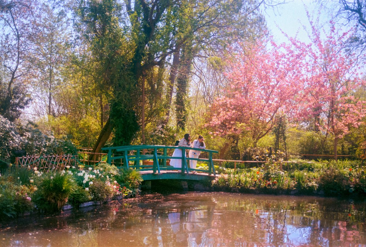 CerfiaFR's tweet photo. 🇫🇷🌸 La maison de Claude Monet a rouvert ses portes à Giverny jusqu'au 1er novembre 2025.

🚆 Accessible en TER depuis Paris St-Lazare, puis en bus (10€ aller-retour).
💶 6,50€ pour les étudiants et enfants / 12€ pour les adultes.

📸 @maximevisticot https://t.co/ksVNut75x9