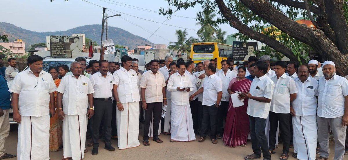 DMKITwing's tweet photo. ஒன்றிய பாஜக அரசுடன் கூட்டணி வைத்து தமிழ்நாட்டிற்கு நீட் தேர்வு உட்பட பல்வேறு துரோகங்களை செய்த அதிமுகவின் செயல்களை பற்றி வேலூர் மாவட்ட கழக செயலாளர் திரு.ஏ.பி.என்.நந்தகுமார் எம்.எல்.ஏ அவர்கள் தலைமையில் திரு.கார்த்திகேயன் எம்.எல்.ஏ அவர்கள், திரு. அமுலு எம்.எல்.ஏ அவர்கள் கழக உடன்பிறப்புகள் துண்டு பிரசுரங்களை மக்களிடம்
விநியோகம் செய்து விளக்கி கூறினார்கள்!

#NEETதுரோகிADMK