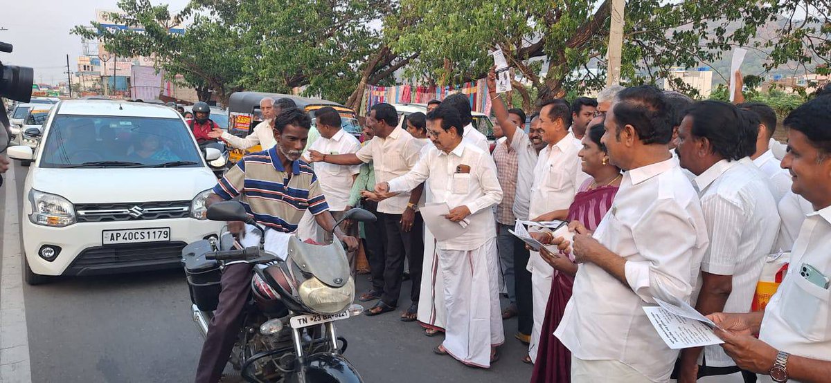 DMKITwing's tweet photo. ஒன்றிய பாஜக அரசுடன் கூட்டணி வைத்து தமிழ்நாட்டிற்கு நீட் தேர்வு உட்பட பல்வேறு துரோகங்களை செய்த அதிமுகவின் செயல்களை பற்றி வேலூர் மாவட்ட கழக செயலாளர் திரு.ஏ.பி.என்.நந்தகுமார் எம்.எல்.ஏ அவர்கள் தலைமையில் திரு.கார்த்திகேயன் எம்.எல்.ஏ அவர்கள், திரு. அமுலு எம்.எல்.ஏ அவர்கள் கழக உடன்பிறப்புகள் துண்டு பிரசுரங்களை மக்களிடம்
விநியோகம் செய்து விளக்கி கூறினார்கள்!

#NEETதுரோகிADMK