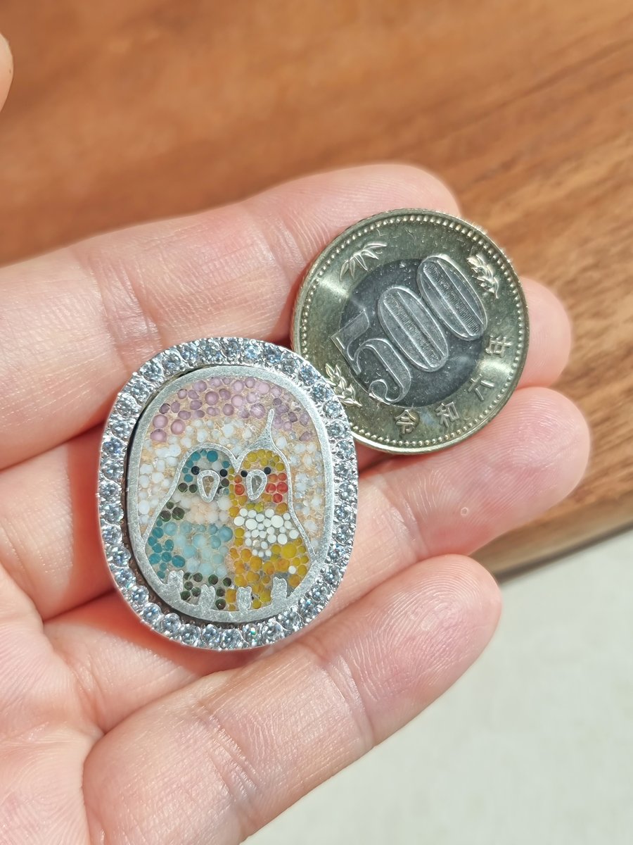 작업일기 

[마이크로 모자이크기법 - 마그넷]

길게 뽑아낸 유리선으로 그림을 표현하는 아주 오래된 기법을 사용해 보았습니다🌿 시간에 의해 훼손되지 않는 그림을 위해 연구된 기법으로도 알려져 있습니다. 마지막 사진은 크기 비교용

모델 : 누군가의 반려앵무🦜🦜
왼쪽 - 아라 /오른쪽 - 루