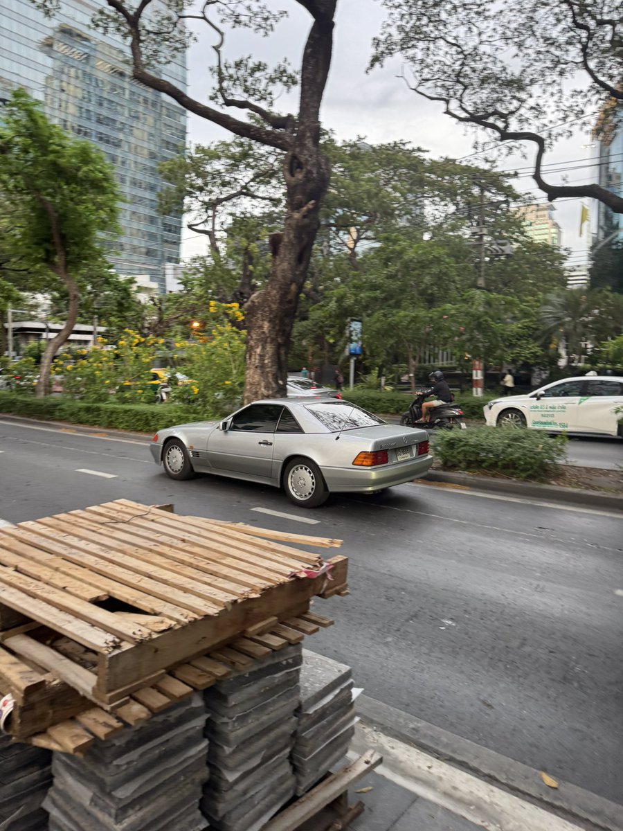 cars_asia's tweet photo. Saw a Mercedes Benz R129 SL-class in Bangkok. Can’t quite tell what engine variant. Increasingly liking one of these. But not sure whether it’d be too complex/expensive to run as a daily. #MercedesBenzR129 #MercedesBenzSL https://t.co/aOmL7STZiZ