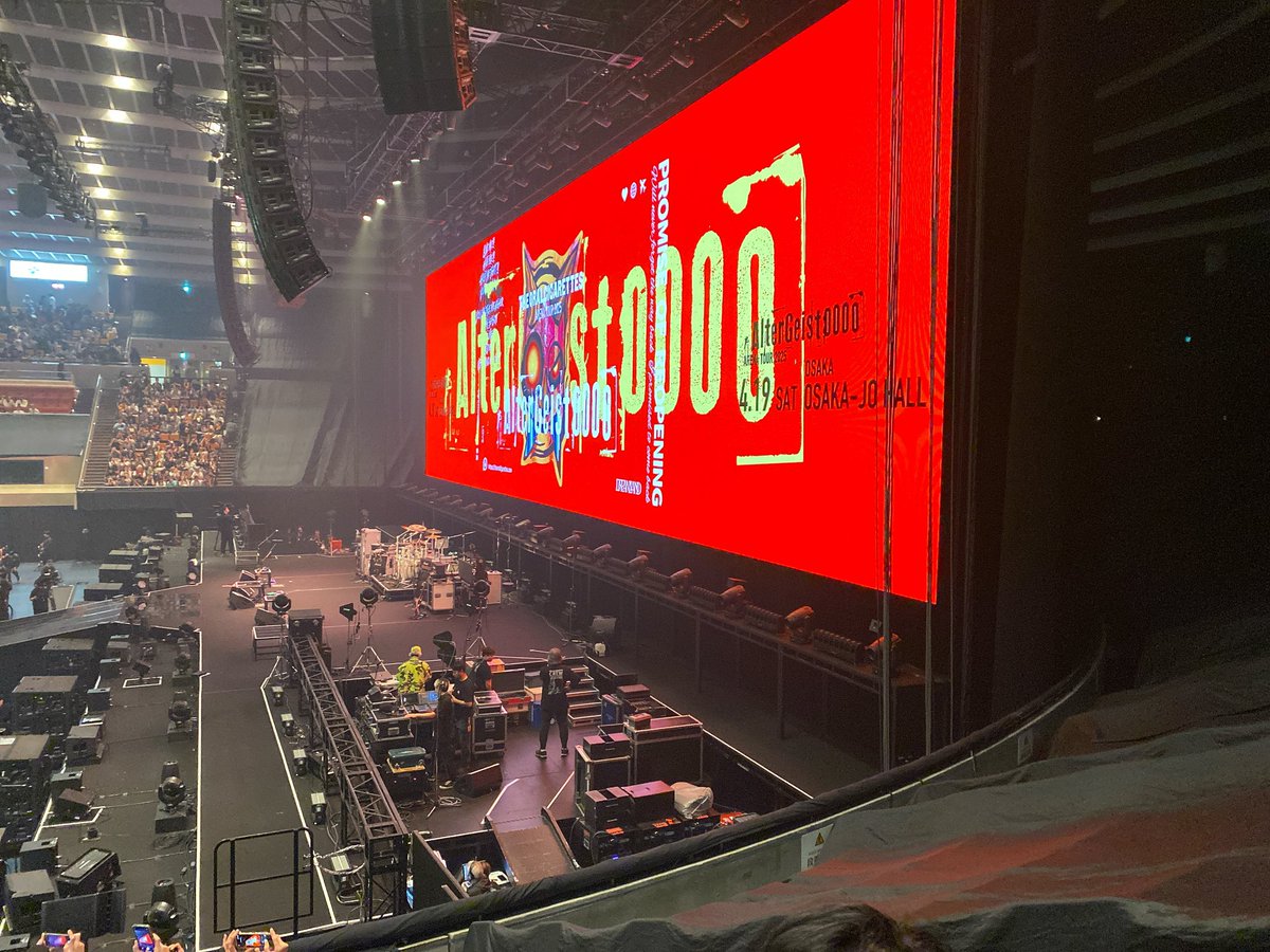 Uchn5's tweet photo. オーラルのツアーファイナル！
ゲスト最初にHYDE！！？でSKY-HIきたー！！！そしてmasato❤️‍🔥豪華すぎるって！愛されすぎてるってー！！！
最高でしたーーー😭
そしてこんなに真横から見たの初めて😆よく見えました👍#THEORALCIGARETTES https://t.co/MQckaNHEeh