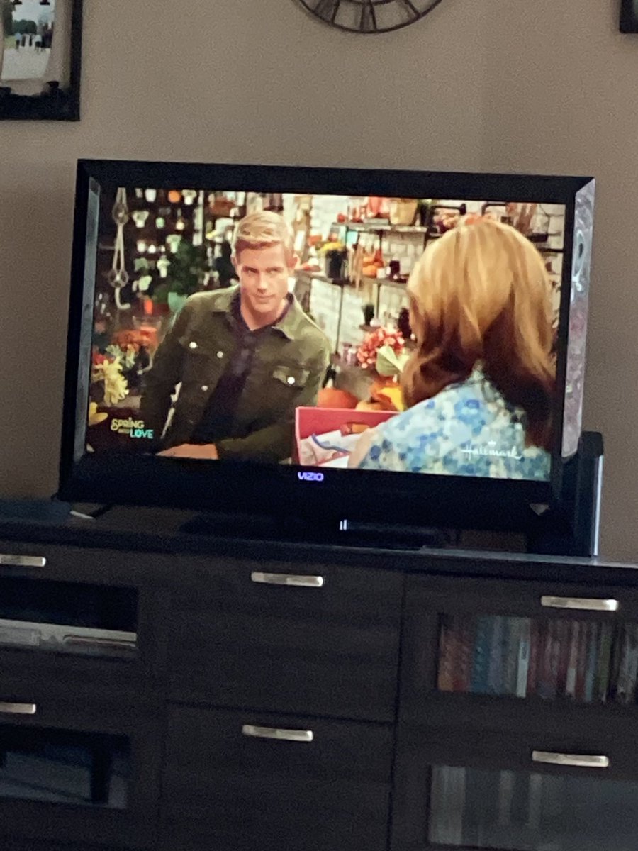 jbubbles18's tweet photo. Falling in love again with #LoveFallAndOrder. @TrevDon @theErinCahill https://t.co/zGwARZfvDN