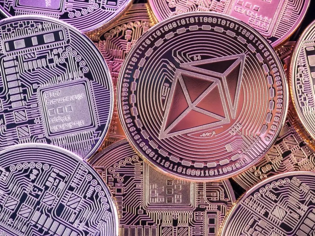 🇮🇳 Projects underway:

-- Maharashtra is issuing verifiable digital certificates on blockchain for student degrees

-- Powered by LegitDoc

-- Karnataka &amp; Gujarat piloted similar models