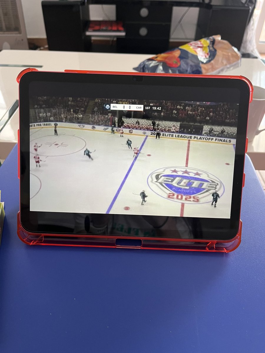 HannahMcCaw2's tweet photo. Supporting the Giants from sunny Portugal 🏒❤️ https://t.co/1QqefVe3rb