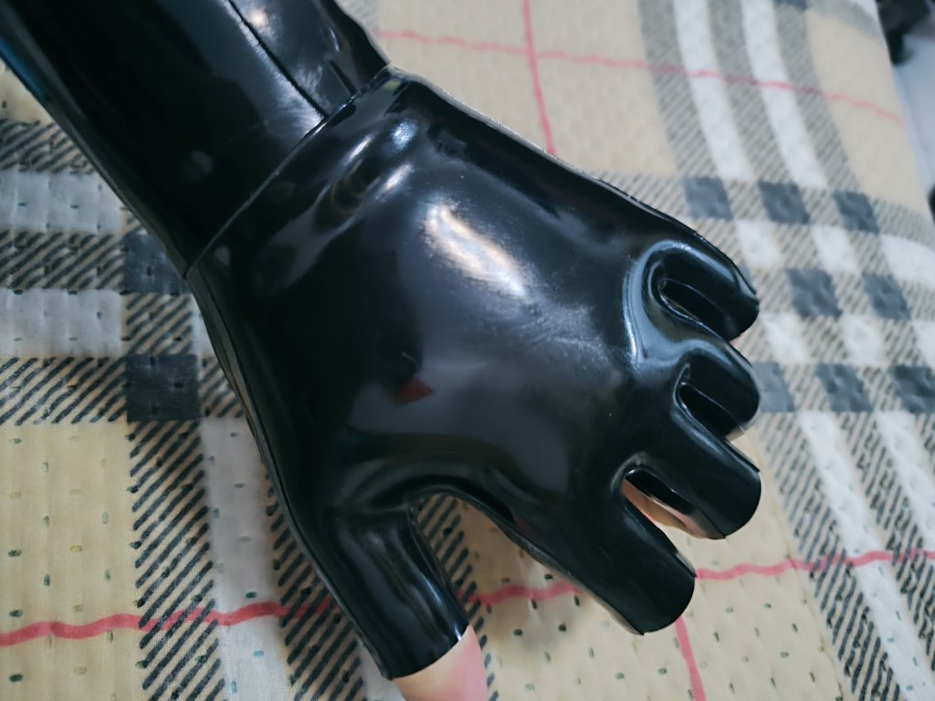 RLC96915080's tweet photo. 哎嘿，1.0的手套 https://t.co/pbKgLUJocL