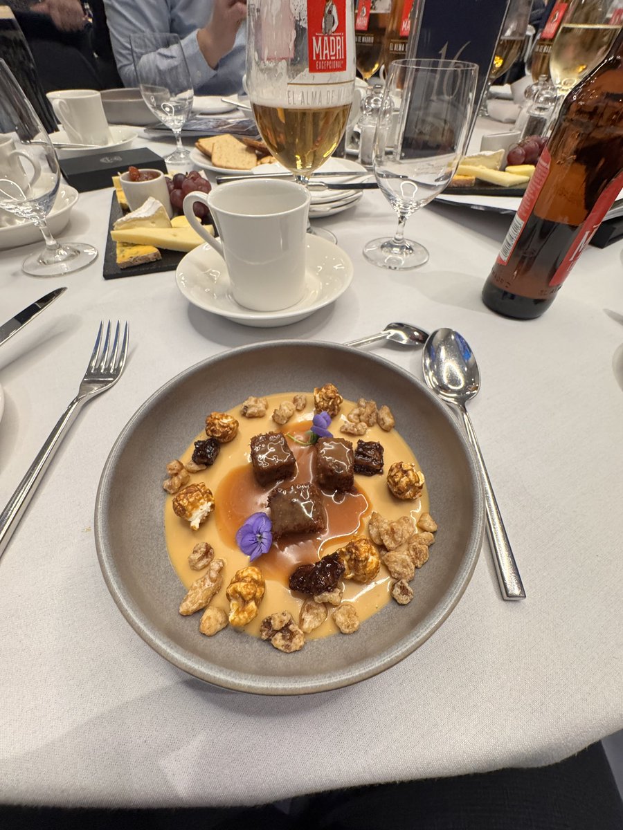 ListerTheStupid's tweet photo. @boxy27 @Will_LAD1 @thebullensview The food for the derby game was amazing. https://t.co/JnJMv8kAP0