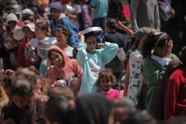 NOOR_AHM75's tweet photo. Citizens in southern Gaza gather at a charity soup kitchen as famine spreads due to the blockade and aid restrictions. 
Your donation can make a difference. 🙏🏼
https://t.co/pRBmXUgOAq https://t.co/uAvaEmBZO9