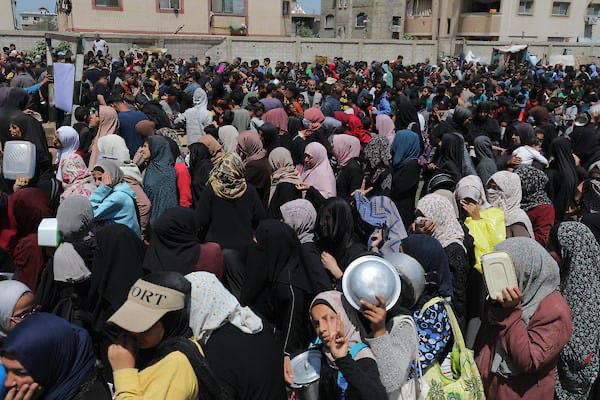 NOOR_AHM75's tweet photo. Citizens in southern Gaza gather at a charity soup kitchen as famine spreads due to the blockade and aid restrictions. 
Your donation can make a difference. 🙏🏼
https://t.co/pRBmXUgOAq https://t.co/uAvaEmBZO9