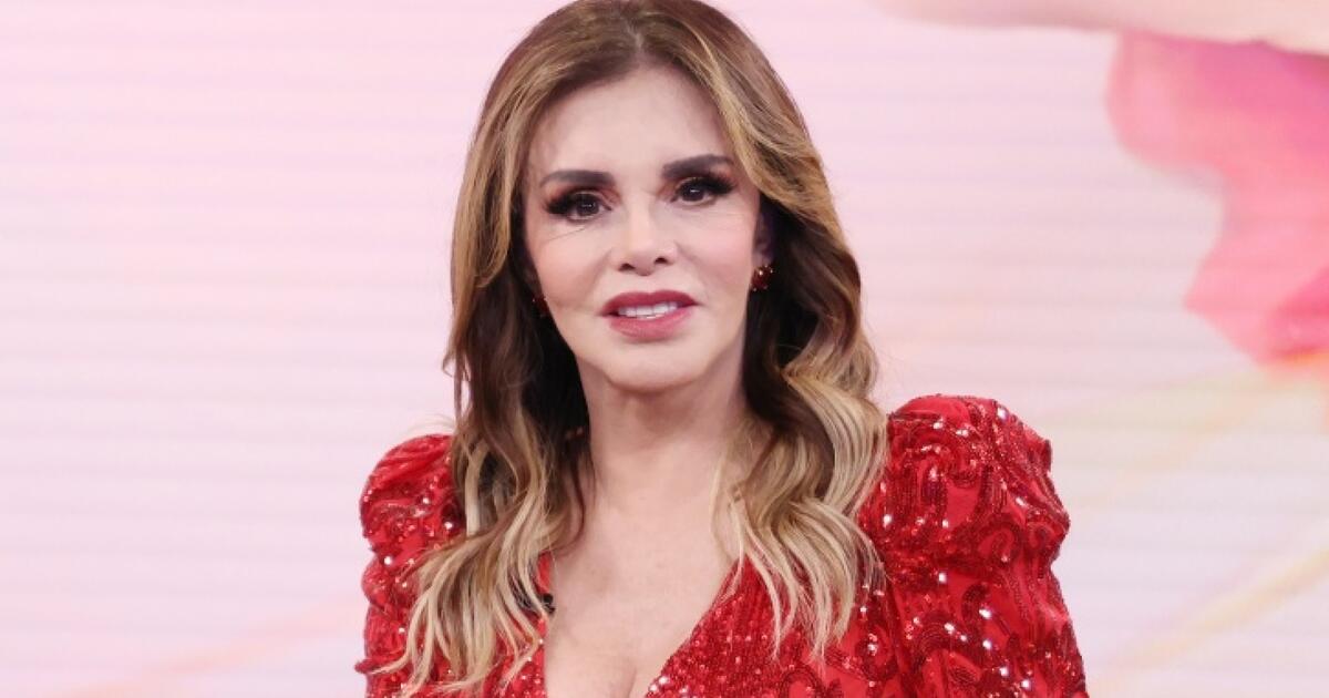 🌡️💪 ¡BUENAS NOTICIAS! El hermano de Lucía Méndez confirma que la actriz se recupera de COVID-19 en casa bajo supervisión médica. "Está fuerte y rodeada de amor". 📞❤️ #LucíaMéndez trib.al/26UjKbB