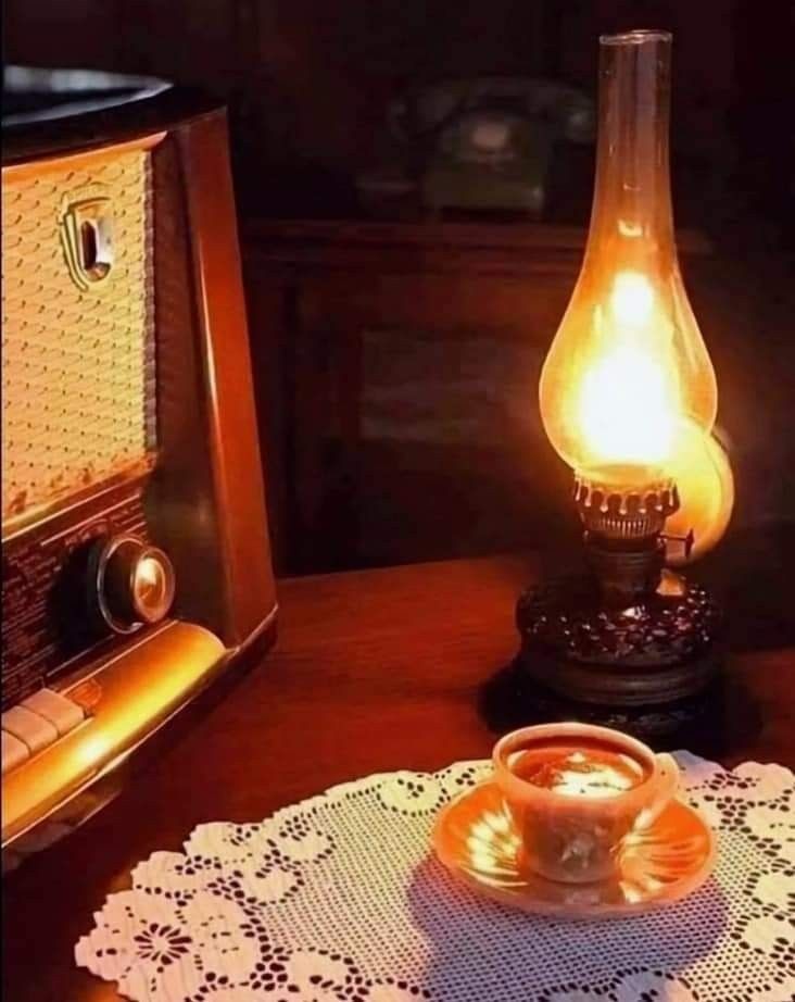 Eski bir radyoda 
Eskimeyen sesiyle 
Eskimeyen şarkıda 
Benzemez kimse, 
SANA tavrına hayran 
Olayım diyordu. 
Müzeyyen Senar🎶 
Daha NE desinki😉 
MutLu AkşamLar 
✨🍂♥️⭐😎♥️🦅