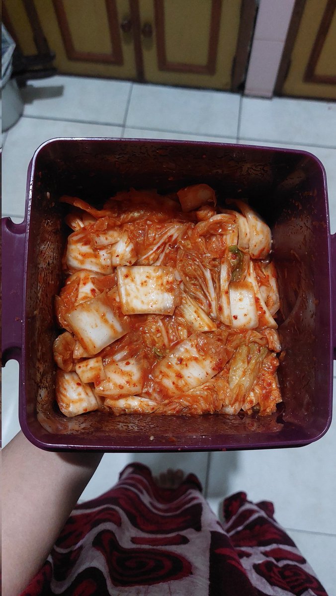 lafwons's tweet photo. Benerrr bgttt, selain bermanfaat buat pencernaan kerasa juga efeknya di kulit. Aku ngerasa jarang jerawatan sih. Aku konsumsi kimchi udah dari kuliah sebenernya. Mulai beli sampe bikin sendiri tp jarang soalnya sibuk wkwk. Sekarang udah rajin bikin lagi dan nyetok buat perbulan. https://t.co/FoxULD6M54