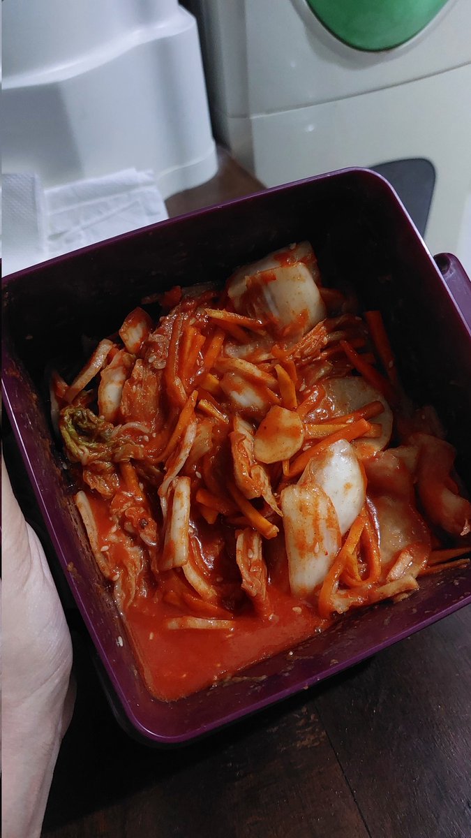 lafwons's tweet photo. Benerrr bgttt, selain bermanfaat buat pencernaan kerasa juga efeknya di kulit. Aku ngerasa jarang jerawatan sih. Aku konsumsi kimchi udah dari kuliah sebenernya. Mulai beli sampe bikin sendiri tp jarang soalnya sibuk wkwk. Sekarang udah rajin bikin lagi dan nyetok buat perbulan. https://t.co/FoxULD6M54