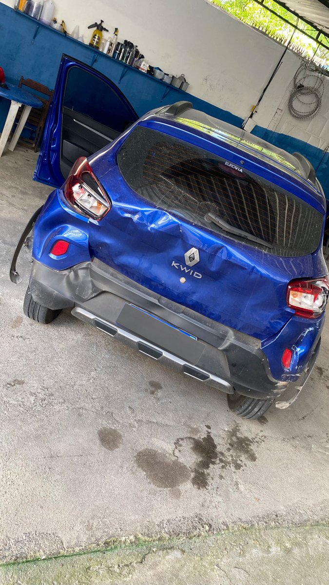 vitorpguedes's tweet photo. Depois de meses de reforma estressante, termino a mudança e vou colocar o carro pra lavar. Como a cereja do bolo não podia faltar, o cara do lavajato esquece de puxar o freio de mão 💥💥💥 https://t.co/HcDgKNqZ7Z
