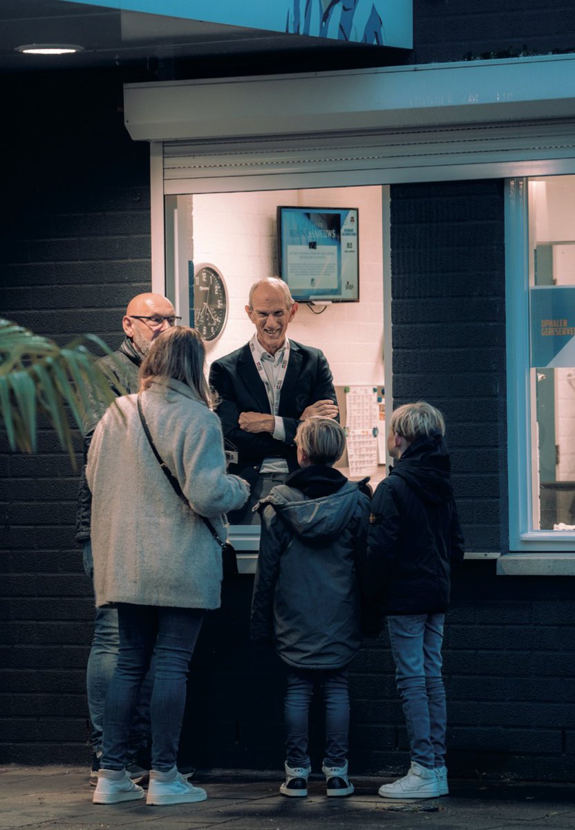 ‘Aalsterweg Anekdotes’ gaat over de talloze levens die blauw-wit kleurden en nog steeds kleuren. Het boek bevat 45 bijzondere, uiteenlopende hoofdstukken die samen schuren langs de familiaire ziel van FC Eindhoven. Unieke anekdotes over tientallen iconen, zoals Yvonne en Jan.
