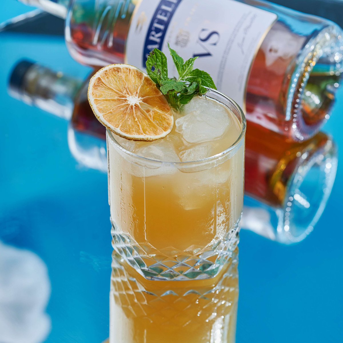 folastag's tweet image. Shot by Fola Stag for Food Court x Davido 
@foodcourt_app x @davido 

The 5ive Kitchen.