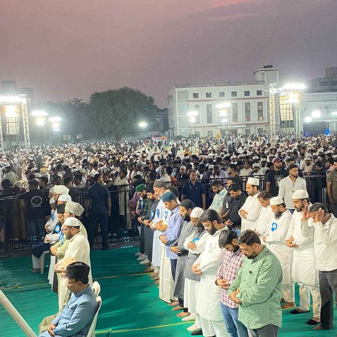 MuddAzeem's tweet photo. Namaz-E-Magrib Darussalam. 🦁🦾
#salah #salahfirst #namaz #magrib #protest #meeting #darussalam @asadowaisi #asaduddinowaisi #Hyderabad https://t.co/9ldE1cdoaR