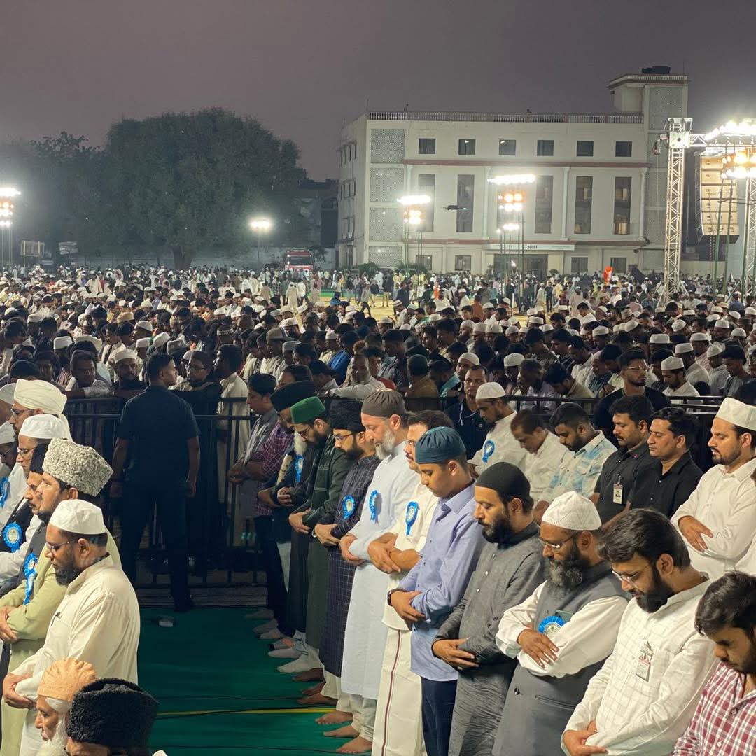 MuddAzeem's tweet photo. Namaz-E-Magrib Darussalam. 🦁🦾
#salah #salahfirst #namaz #magrib #protest #meeting #darussalam @asadowaisi #asaduddinowaisi #Hyderabad https://t.co/9ldE1cdoaR