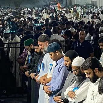 MuddAzeem's tweet photo. Namaz-E-Magrib Darussalam. 🦁🦾
#salah #salahfirst #namaz #magrib #protest #meeting #darussalam @asadowaisi #asaduddinowaisi #Hyderabad https://t.co/9ldE1cdoaR