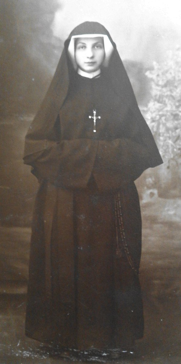 DolnyMokotow's tweet photo. S. Renata, siostra mojej Babci - współnowicjuszka Siostry Faustyny. Na grupowym zdjęciu w czerwonym kółeczku.... S. Faustyna ostatnia z prawej.
#ŚwiętoMiłosierdzia #MiłosierdzieBoże #Faustyna https://t.co/mNg5Cxt0c8