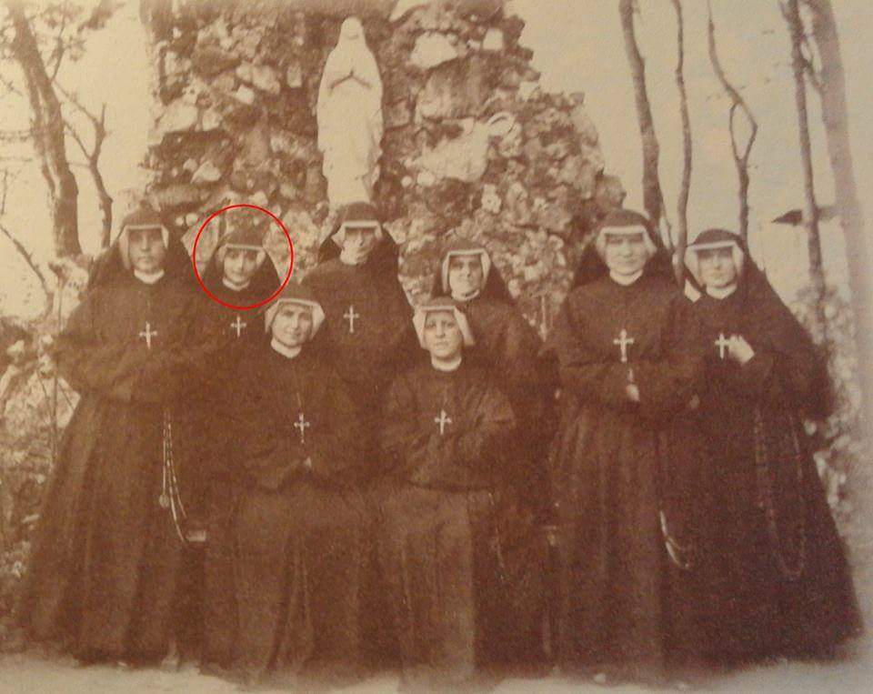 DolnyMokotow's tweet photo. S. Renata, siostra mojej Babci - współnowicjuszka Siostry Faustyny. Na grupowym zdjęciu w czerwonym kółeczku.... S. Faustyna ostatnia z prawej.
#ŚwiętoMiłosierdzia #MiłosierdzieBoże #Faustyna https://t.co/mNg5Cxt0c8