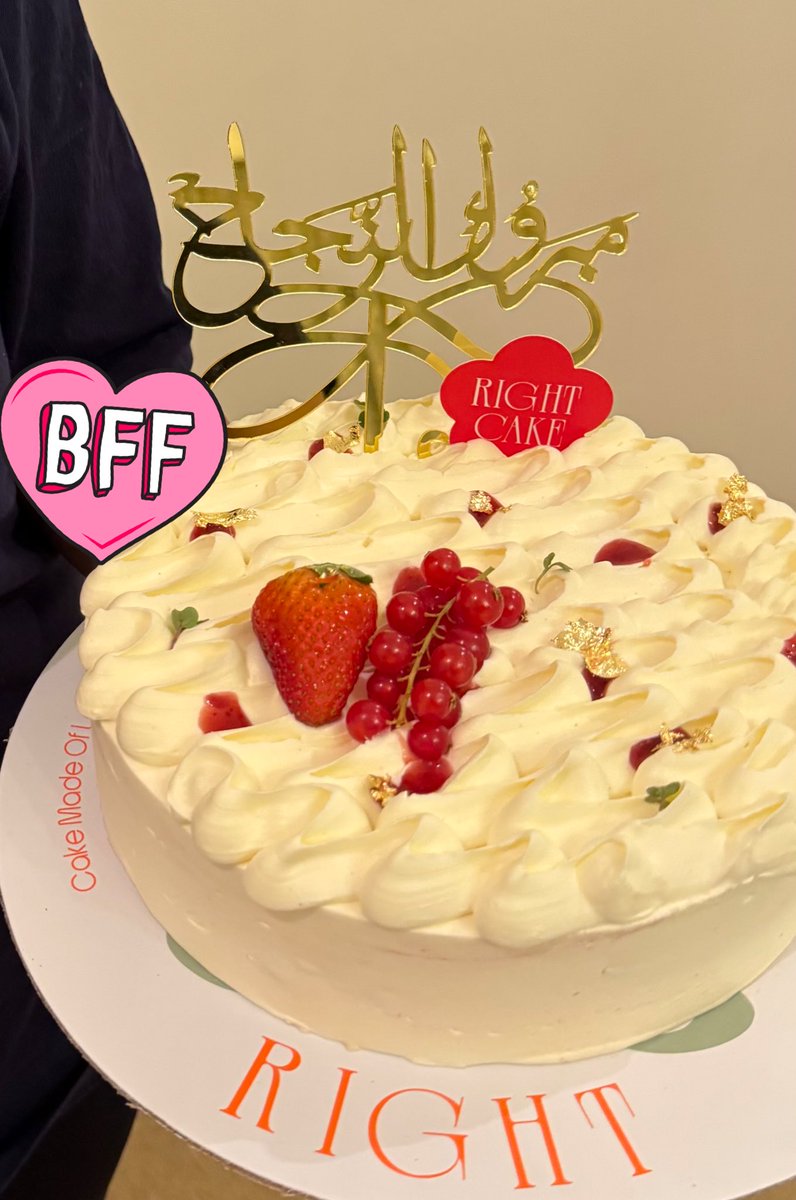 محاطة بأهل ورفقة معي في الرخاء والشدة، يشدون من أزري في حزني ويبتهجون ويفخرون بي في فرحي❤️
اللهم لك الحمد على هذه النعمة💞