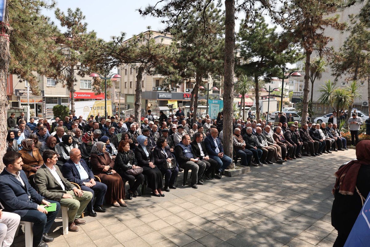 Akpardaricailce's tweet photo. Türkiye genelinde eş zamanlı olarak gerçekleştirilen  programda hemşehrilerimizle bir araya geldik. 

Osmangazi Çamlık Park'ta Belediye Başkanımız Muzaffer Bıyık ile birlikte hemşehrilerimizle buluşarak sorularını yanıtladık, taleplerini ve önerilerini dinledik. https://t.co/puv5C9mEB2