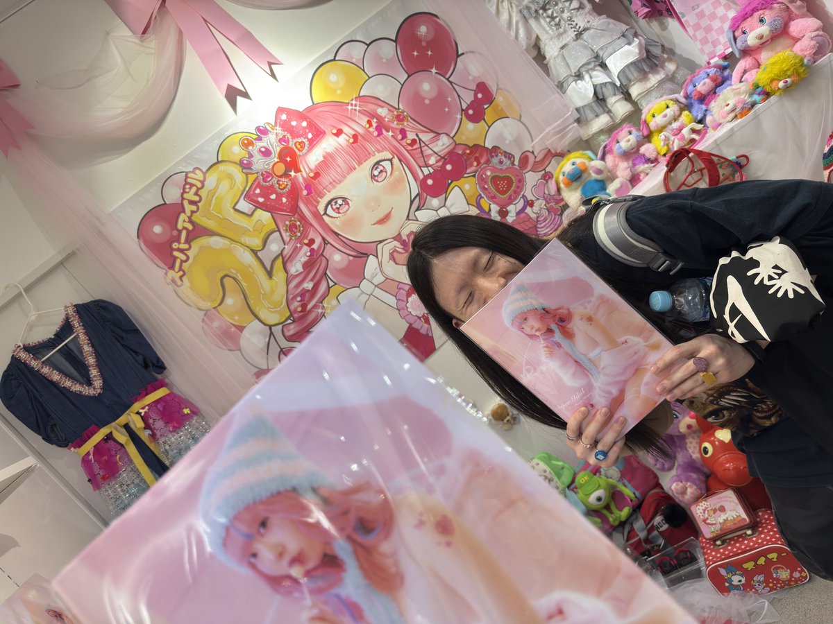 たもちと一緒に下北沢で開催されてるきゃのちの個展に行ってきた〜😁
個展凄かった！！

フォトブックもらった🤩
嬉しみ〜🥰