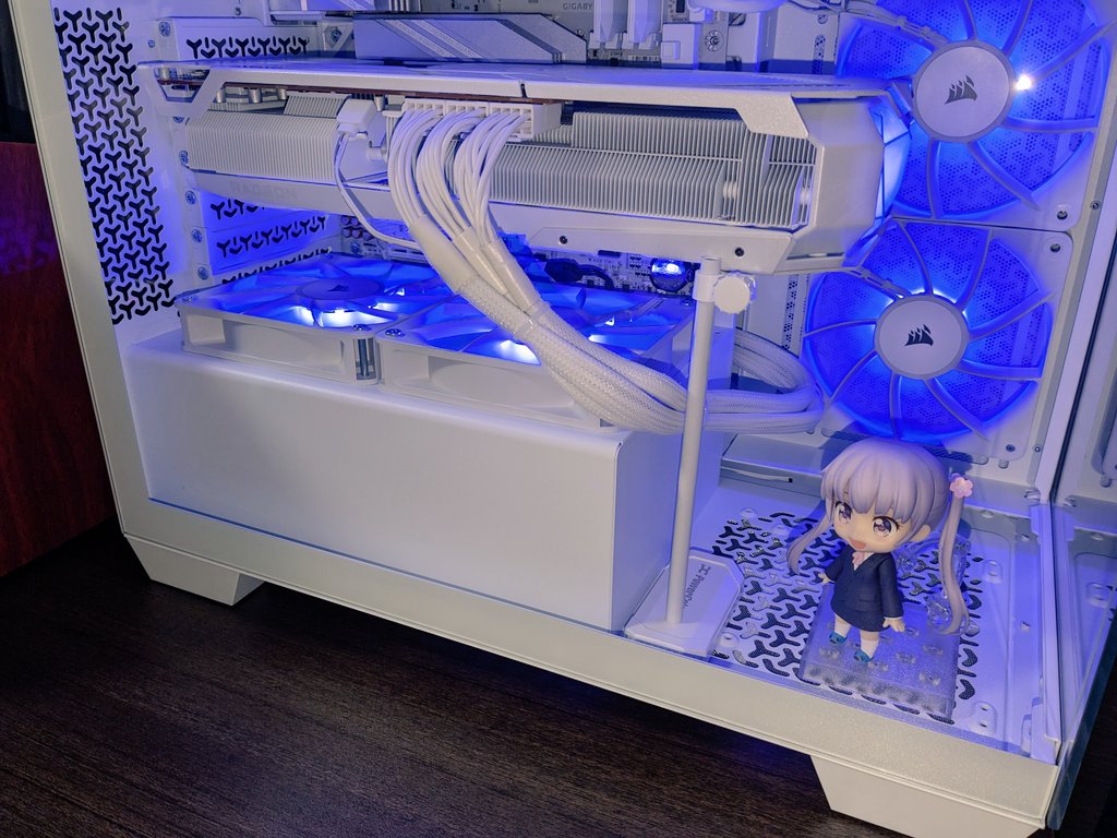 mogyu_3rd's tweet photo. ようやくできた〜！！初めての自作PC！！
ケースファン周りの配線ごちゃごちゃしすぎて7時間もかかってもた！
CPU：Ryzen9 9900x
GPU：PowerColor Red Devil Spectal White RX9070XT
メモリ：Crucial DDR5-6400OC 64GB
純白でつよつよの環境が完成してしまったな…✌️✨ https://t.co/IgxLfNTdI7