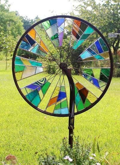 womensart1's tweet photo. Artist Linda Timmons's stained glass bike wheel #womensart https://t.co/mXA5U4FeDq