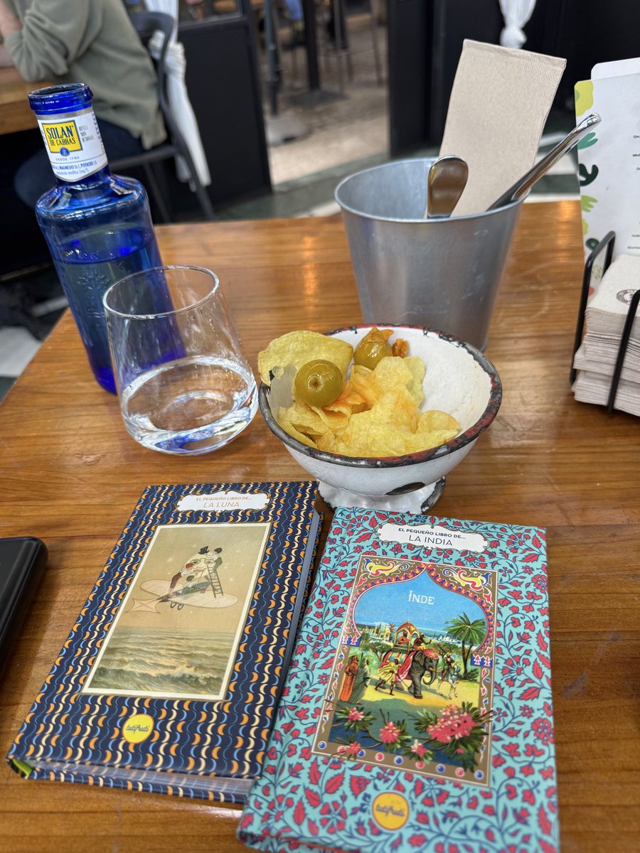 TehJennifer's tweet photo. @KaruneWalker Oh I am having Lousianna Chicken in a Madrid restaurant and reading two little books in Spanish! Alas I don't really read Spanish but the pictures are good. https://t.co/pf4G7gLwps