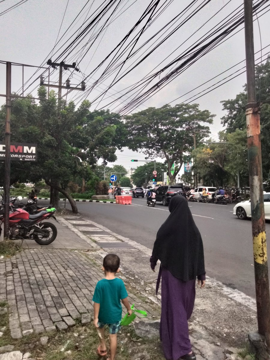 SultonSuyanto's tweet photo. Menjadi seorang ayah dan ibu, mungkin mudah bagi sebagian orang.. 

Namun menjadi seorang
 والد atau والدة
Pengasuh, pembimbing atau pemroduksi yg menghasilkan 
ولد
Hasil produksi adalah skill yg harus dipelajari, wajib ditunaikan dan akan diperhitungkan kelak di akhirat https://t.co/L6YOBUm8x5