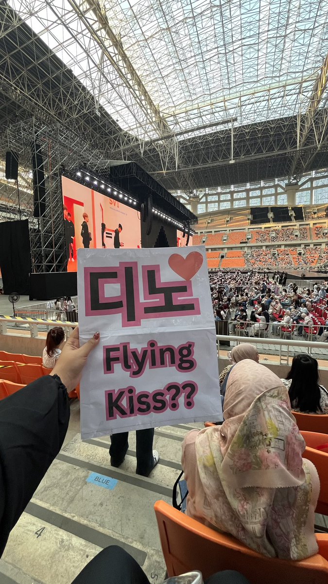 verydeenow's tweet photo. —Nothing more important than Dino knowing that i am ALIVE, best 5 seconds of my life LOLLL 

ilyilyily DINO

#seventeen_right_here_in_jakarta https://t.co/b8Qwb4G2KA