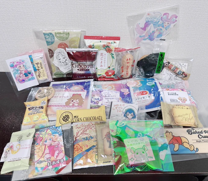 今日はありがとうございました!!!たくさんの方々から色々頂きました...!!本当に感謝です何より色紙の描き込みとか塗りとか褒めて頂けるのが何より嬉しかったです...!!今までのレイフレで一番頑張って、体感で一瞬のような今日でしたが思い出はずっと残っています。また頑張るんでよ(ry 