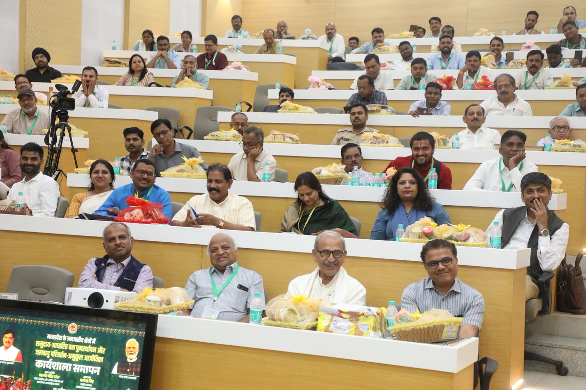 वन को नुकसान पहुंचाओगे, तो टकराव होगा। परंपराओं को नुकसान पहुंचाओगे, तो टकराव होगा। धरती माता को नुकसान पहुंचाओगे, तो टकराव होगा।

गलतियों को सुधारते हुए हमें मूल के साथ खड़ा होना होगा। यही देश और दुनिया के पर्यावरण के रक्षा की मुख्य ताकत है।

आरसीव्हीपी नरोन्हा प्रशासन एवं