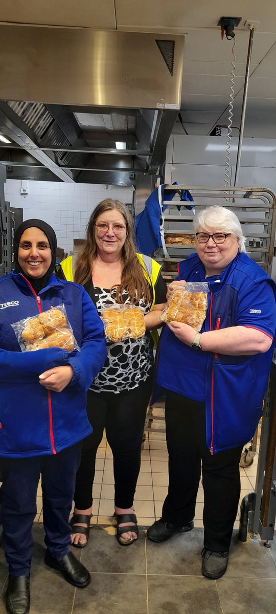Many thanks to <a href="/Tesco/">Tesco</a> Bakers Arms E10 whose bakery staff cooked these fresh today

50 hot cross buns delivered to <a href="/Ldn_Ambulance/">London Ambulance Service</a> Whipps Cross Ambulance Station.

A little surprise treat for our Ambulance Crews working this bank holiday weekend saving lives