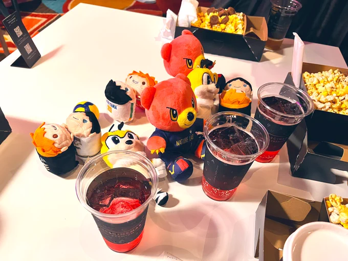 今日は新宿ライビュで応援してきました!1人でラウンジ座ってたら相席したのがフォロワーさんでなんかこういうの最近多いな?!ってなった(笑)運命力!わちゃわちゃは影日人達と出会えたので〜!自推しの戦いは終わってしまったのだけど来シーズンはもっと応援に行きます!ありがとうグレベア! 