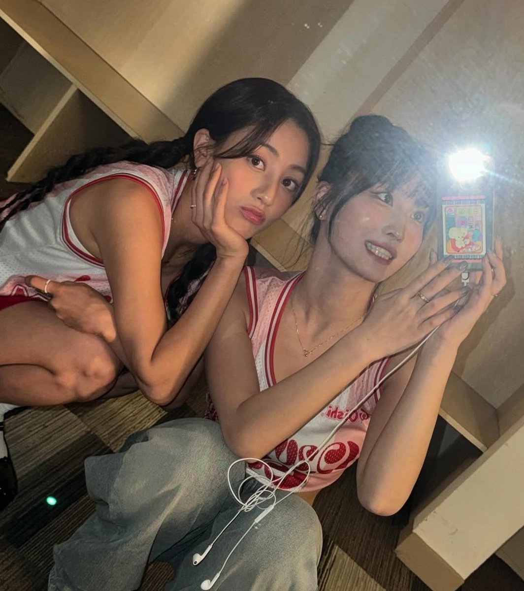 ichisane's tweet photo. ITS ON HER GENE TO POUT WHENEVER SHES WITH MOMO 😭 https://t.co/KsP4mSzrWF
