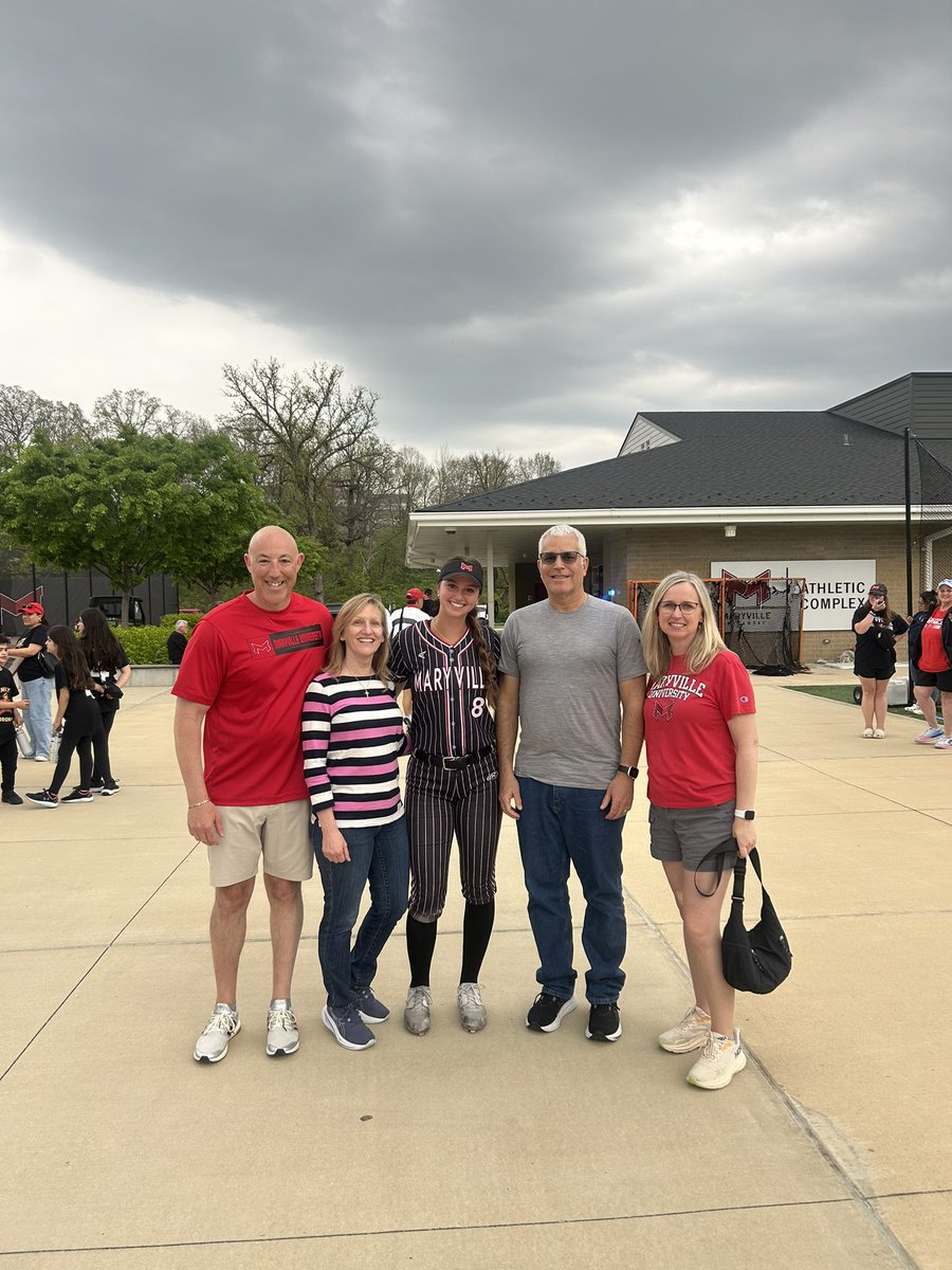 HuskieGary's tweet photo. When your cousins from Arkansas that you’ve never met come to see you play you’re obligated to give them something to cheer about. Jenna 💣#6! #GoSaints #9inarow! https://t.co/ahDqHaNt7y