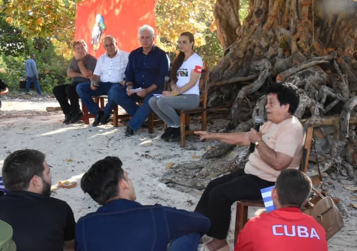 🇨🇺 Desde las arenas de Playa Girón, intercambian jóvenes con el Primer Secretario del <a href="/PartidoPCC/">Partido Comunista de Cuba</a> y Presidente de la República de #Cuba, <a href="/DiazCanelB/">Miguel Díaz-Canel Bermúdez</a>.
Acompañado de <a href="/DrRobertoMOjeda/">Dr. Roberto Morales Ojeda</a> y nuestra querida Nemesia.
#MatancerosEnVictoria #GirónDeVictorias #Matanzas