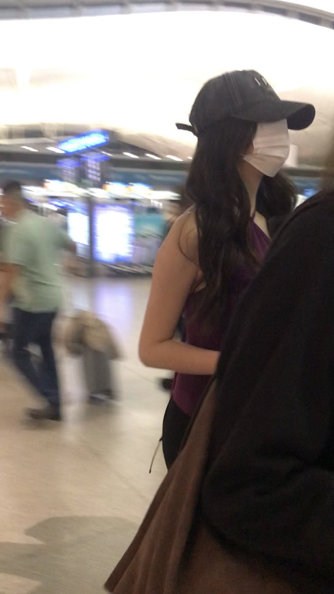 hangieww0's tweet photo. Jang Wonyoung safe flight nahh✨🇻🇳✈️🇰🇷
#장원영 #JANGWONYOUNG #IVE https://t.co/e7Ruq2JvSU