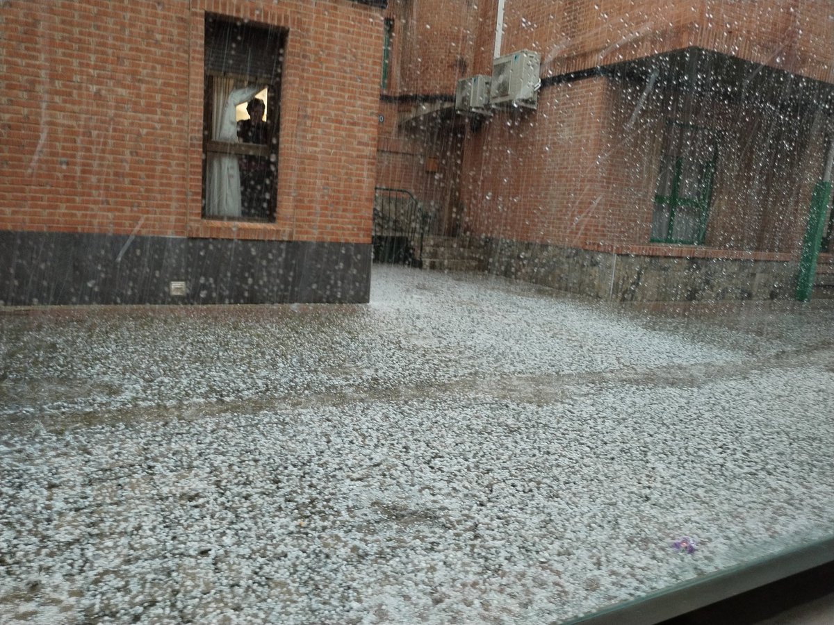 xoniak86's tweet photo. Cadreita hace 5 minutos. #borrasca #tormenta #RiberaNavarra https://t.co/8zIylOynkA