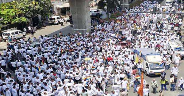 PeoplesUpdate's tweet image. 30 साल पुराने मंदिर को तोड़े जाने पर जैन समाज में आक्रोश, सड़कों पर उतरे लोग, बोले- मंदिर वहीं बनाएंगे

peoplesupdate.com/national-news-…

#JainTempleProtest #StandForJustice #HetalGala
@ShelarAshish  @BJP4Mumbai @JagoJainJagore @mybmc @CMOMaharashtra