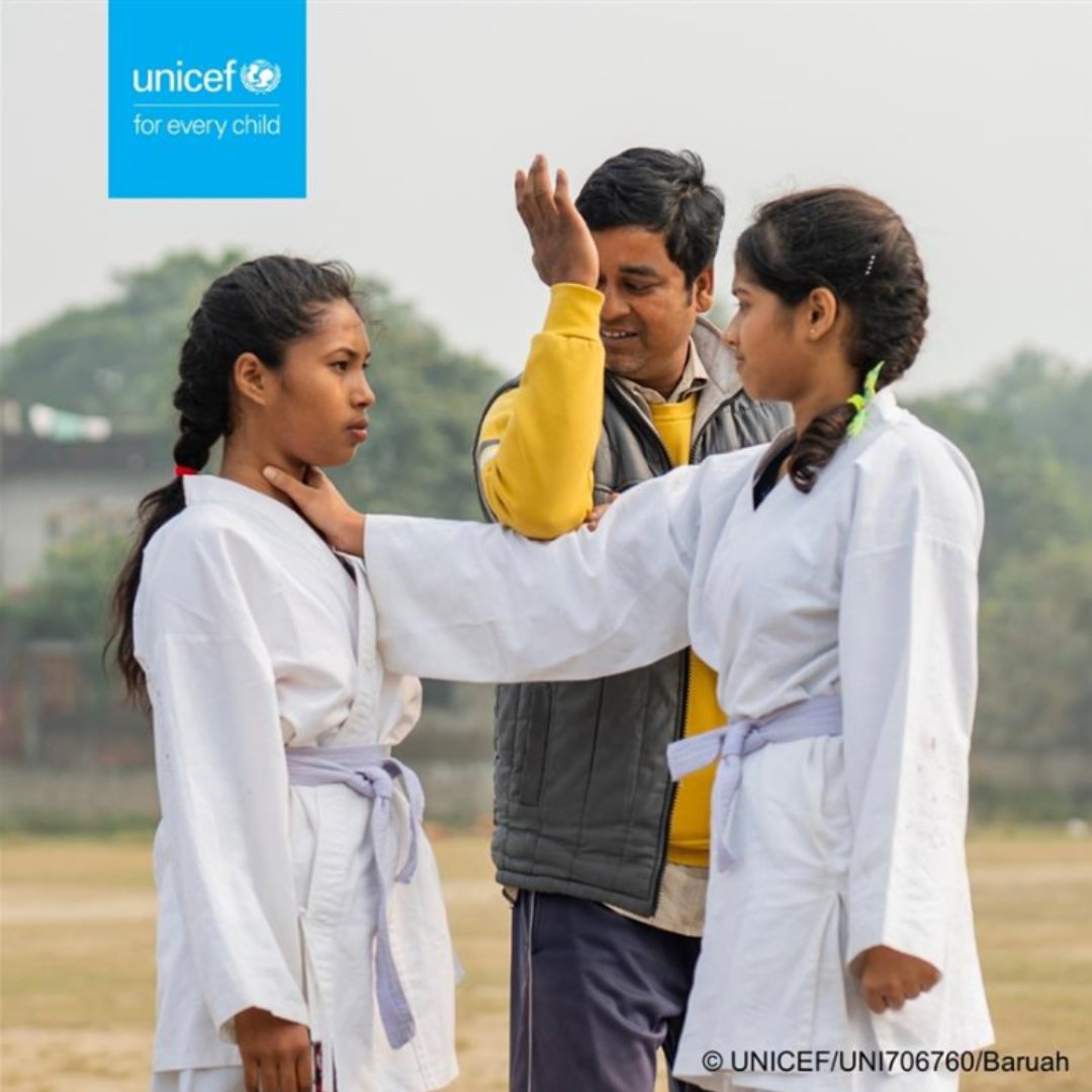 UNICEFIndia's tweet image. मिलिए बड़े सपने देखने वाली युवा चैंपियन रूजिना से।
अपने कराटे कोच रतुल दास की गाइडेंस मं रूजिना और उसके साथी हर रोज मेहनत कर रहे हैं। रूजिना का सपना NSG कंमाडो बनना है।
वह फिटनेस और प्रशिक्षण के प्रति पूरी तरह से समर्पित है। आइए रूजिना के सपने और मेहनत के लिए उसका उत्साह…