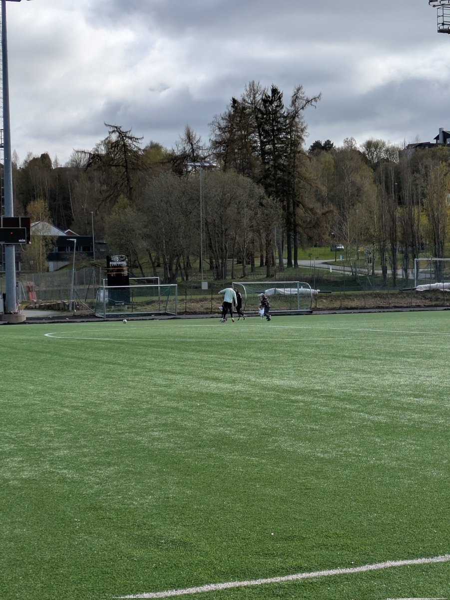 Hvorfor <a href="/RBKfotball/">Rosenborg Ballklub</a> er verdens fineste klubb? Her er en av grunnene: Jordi, Nemcik og M. Ceide, står igjen etter dagens trening for å spille fotball med barna som ville ha autografer 🖤🤍