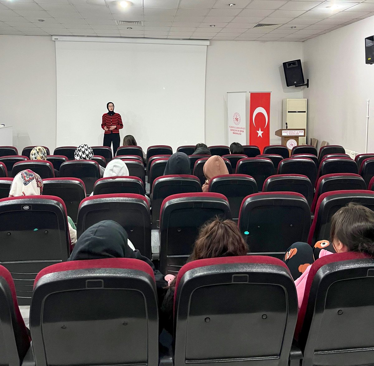 SinopKYGM's tweet photo. 📍Sinop Yurdu

Psikoloğumuz Eda Kaya tarafından öğrencilerimize Ters Yüz 2 filmi izletilip, duyguların işlevi ve duygu düzenleme becerileri üzerine keyifli ve öğretici bir analiz gerçekleştirildi.🎬🍿

#GSBYurtları https://t.co/tJFApsZR4N