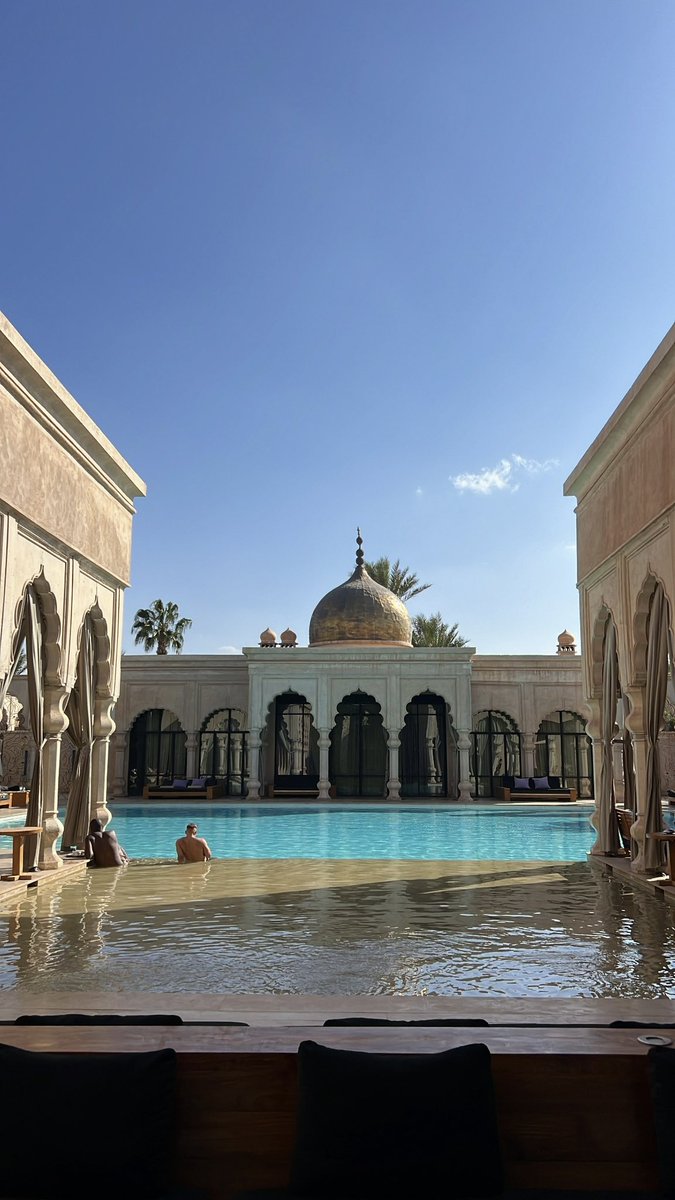 خمسٌ وستُونَ..في أجفان إعصارِ
أما سئمتَ ارتحالاً أيّها الساري؟
أما مللتَ من الأسفارِ.. ما هدأت
إلا وألقتك في وعثاءِ أسفار؟