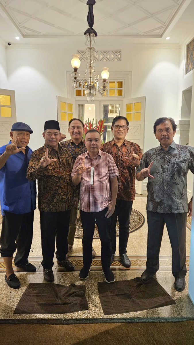 Hilmi28's tweet photo. Ada yg bisa jelasin simbol L maksudnya apa ? https://t.co/2RaAFhMn0q