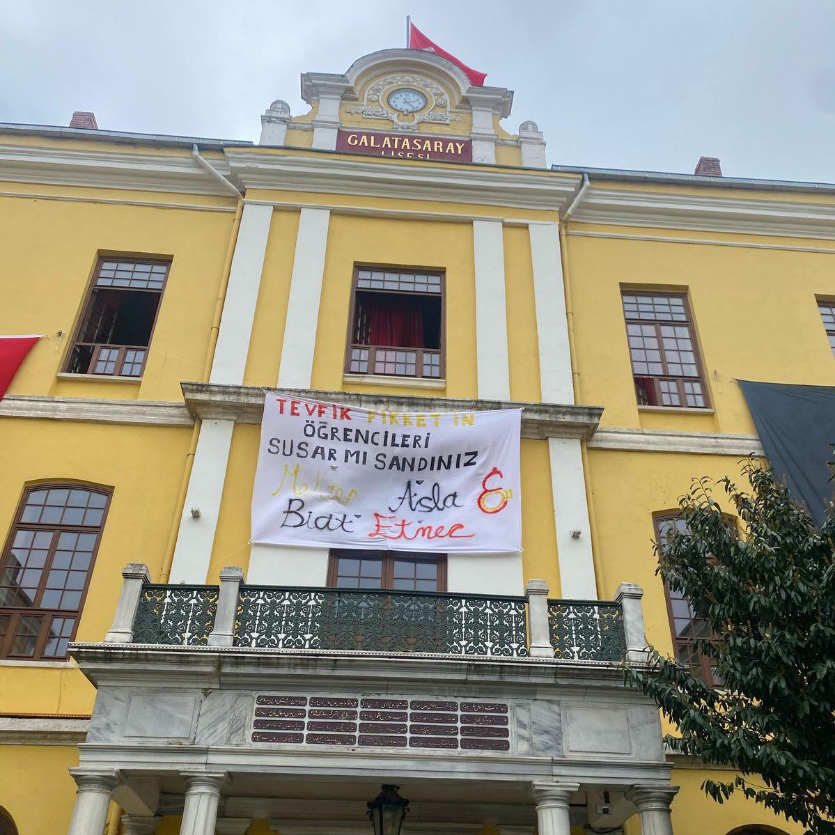 Galatasaray Lisesi’ne asılan pankart:

“Tevfik Fikret’in öğrencileri, susar mı sandınız?

Mektep, asla biat etmez.”